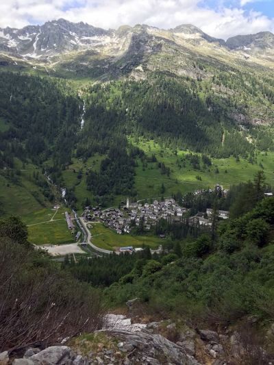 Blick auf Bosco Gurin im schweizerischen Tessin