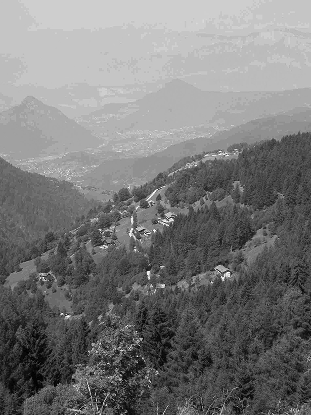 Fersental (Bersntol)-Valle del Férsina: Gesamtblick mit den Bergen Calisio und Cimirlo im Hintergrund
