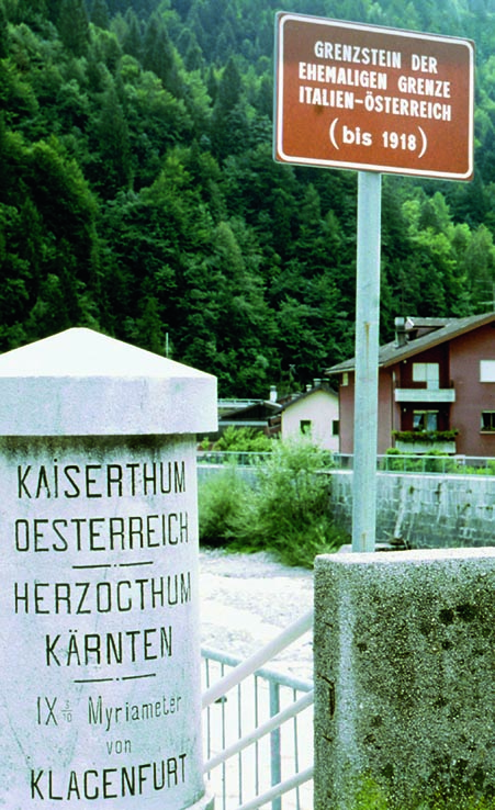 Grenzstein auf der Brücke über den Rio Pontebbana Foto: L. Th. Prader